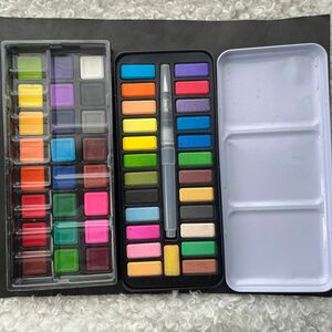 固体水彩セット 2箱 - 24色入り & 24色＋水筆付き