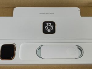 【中古品】Apple Watch SE 第一世代 cellular 44mm ゴールド ★本体と充電ケーブルのみ 