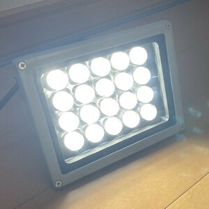 LED投光器　AC100V　20W　明るさ自動点灯