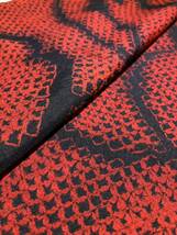 羽織り　正絹　赤模様　紐付き　黒色地　着物　和服　和装　着物コーデ　リメイク　衣装　百貨店　高級_画像2