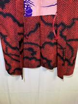 羽織り　正絹　赤模様　紐付き　黒色地　着物　和服　和装　着物コーデ　リメイク　衣装　百貨店　高級_画像5