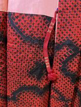 羽織り　正絹　赤模様　紐付き　黒色地　着物　和服　和装　着物コーデ　リメイク　衣装　百貨店　高級_画像6