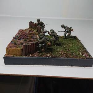 Art hand Auction Expédition incluse_21) Hikari Kobo 1/35 Diorama de scène de bataille de l'armée allemande (champ de fleurs de l'équipe antichar) Produit fini avec étui en acrylique pour l'expédition_Produit fini pré-peint, Modèles en plastique, réservoir, Véhicules militaires, Produit fini