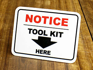 ステッカー アメリカン インテリア サイン 表示 案内 注意 警告 おしゃれ かっこいい 「注目！工具箱はこちら」