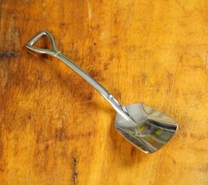  shovel ( shovel ) spoon ice scoop surface white outdoor camp garage man front America american miscellaneous goods 