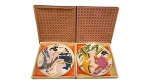 21762 まとめ売り 2枚セット/春画/飾皿/在銘/春峰/枕絵/浮世絵/花魁/坊主/直径約26cm/美術品/伝統工芸/年代物/時代物/コレクター/プレート