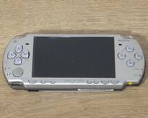SONY ソニー PSP プレイステーションポータブル 本体 PSP-2000 アイスシルバー ACアダプタ、USBケーブル、メモリースティック（8GB）付き_画像2