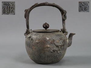 時代金工 亀文堂 日本亀文 家拙日本琵琶湖之東 金銀象嵌山水 鉄瓶 1816g 湯沸 急須 茶道具 細密細工 古美術品[c542]