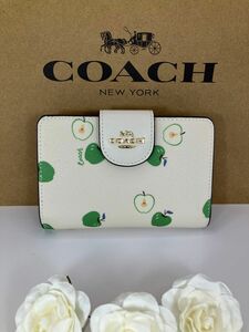 新品未使用　coachコーチ グリーンアップルミディアム二つ折り財布