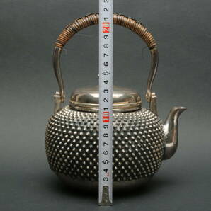 5877 長期保管品 良品 煎茶道具 純銀湯沸 銀瓶 回転摘蓋 重量969g (約 1kg )共箱 の画像3