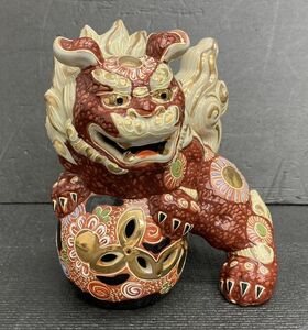 M　獅子　九谷焼き　玉乗り獅子　シーサー　陶器　置物　魔除け　縁起物　工芸品　4s-77