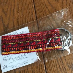 赤いチェックのキーホルダー