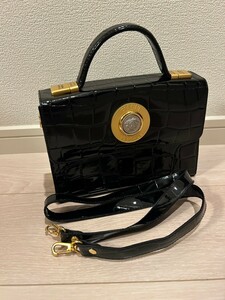  beautiful goods Versace Versace 2way car in crocodile handbag shoulder bag mete.-sa head Gold metal fittings leather black 