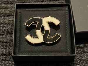 CHANEL シャネル　ブローチ　アクセサリー　ココマーク　ホワイト　ブラック