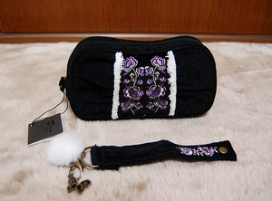 【新品】アナスイ　バラの刺繍入りモコモコポーチ　大　黒色