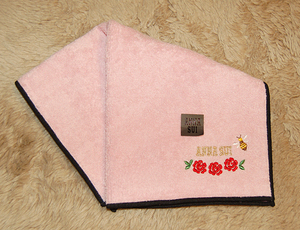 【新品】ANNA SUI★アナスイ　バラと蜂の刺繍×街柄リバーシブルタオルハンカチ　ピンク
