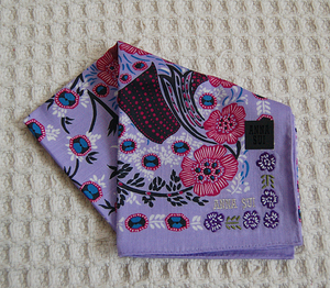 【新品】ANNA SUI★アナスイ　花柄で花の刺繍入りハンカチ　紫