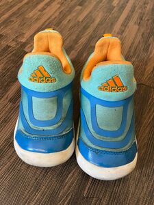 adidas スニーカー