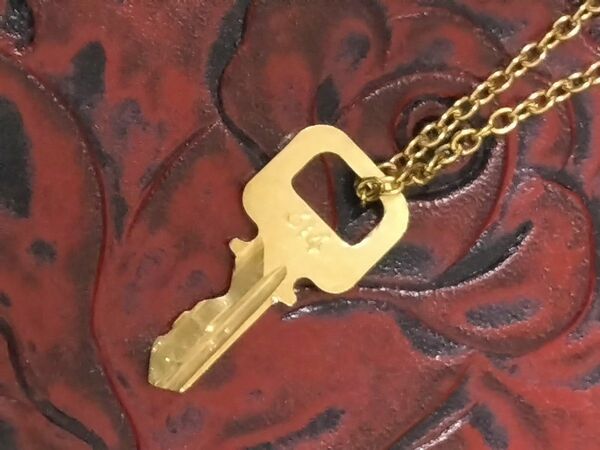 ルイヴィトン314　カデナ南京錠の鍵　ゴールド色　美品　ペンダント　新品ネックレス　アクセサリー
