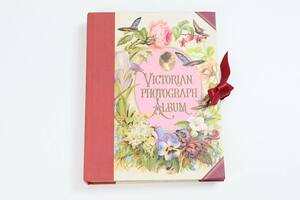 6)21.522 VICTORIAN PHOTOGRAPH ALBUM Victoria n photo graph . album 