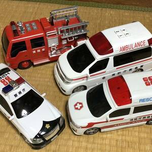 大き目ミニカー４台　　●救急車（２台） 　消防車（1台） 　パトカー（１台）●　横幅23センチ
