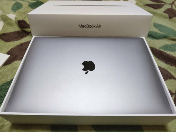 Apple MacBook Air 13.3インチ Retinaディスプレイ搭載、M1チップ 8コアCPUと7コアGPU、8GBメモリ、512GB SSD、スペースグレー、2020年後期