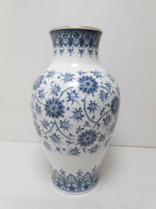戸∞P3　OKURA CHINA 花瓶 花入れ 大倉陶園 金彩 染付 花柄 模様 フラワーベース 青 約高さ36×幅19cm 現状品