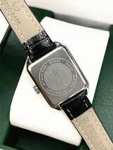 腕時計 レディース クォーツ 18ゴールドトーンのステンレススチールの正方形のケースに緑色の文字盤が付いたレディース時計、シンプル_画像2