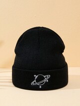 メンズ アクセサリー 帽子 1個のメンズニット帽子、惑星の刺繍入り、秋と冬のコーディネートにぴったりのカジュアルなスタイル_画像1