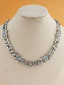 レディース ジュエリー ネックレス チョーカー 日常にぴったりな、ダイヤモンドが敷き詰められた蝶の形をしたネックレスとイヤリングの