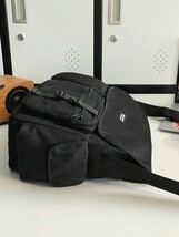 メンズ バッグ ショルダーパック ブラックツールボックススタイルの多機能メンズクロスボディバッグ、複数のポケットがあり旅行とビジネ_画像1