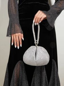 レディース バッグ ドレスバッグ 高級感あふれるラインストーンデザインのイブニングバッグ。パーティーガール向けのエレガントなハンド