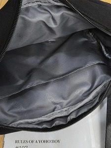 メンズ バッグ ショルダーパック メンズバッグショルダーバッグ斜めがけバッグ、アルファベット柄のバッグストラップペンダント、ホリデ