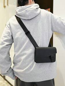 メンズ バッグ ショルダーパック カジュアルな無地調の肩掛けストラップ付きミニバッグ 旅行や休暇に最適で防水加工軽量、中性のクロス