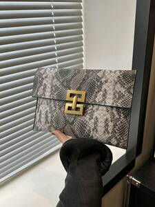 レディース バッグ クラッチバッグ ワニ柄 メタルチェーン クラッチバッグ 高級感のある テクスチャー加工 人工皮革 財布、ディナ
