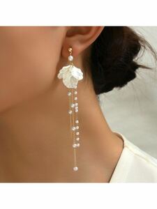 レディース ジュエリー ピアス ダングルイヤリング エレガントなペア 白い真珠 シェル型の花びらにはめ込まれたラインストーンのロ