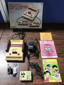 Nintendo Famicom console w/box tested 任天堂 ファミコン 本体1台 箱付 動作確認済 D723T