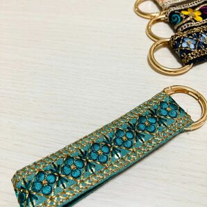 インド刺繍リボンのキーホルダー、ファスナーチャーム、バックチャーム　グリーン