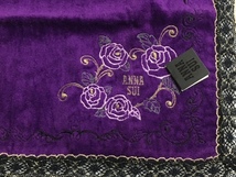 【ANNA SUI】(NO.3257)アナスイ タオルハンカチ　パープル　濃いめの紫　薔薇刺繍　縁はレース　未使用　29.5cm_画像2