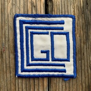 【7.5㎝×7.3㎝】70s「GO」刺繍ワッペン 白青■ビンテージ オールド レトロ アメリカ古着 雑貨 メッセージ パッチ No.4