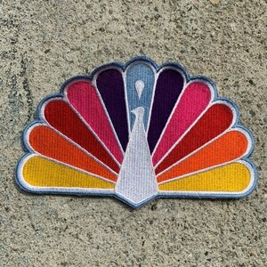 【15.5㎝×24.7㎝】NBC レインボーピーコック 刺繍ワッペン■ビンテージ オールド レトロ アメリカ古着 パッチ クジャク No.3