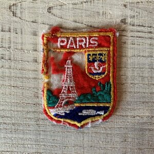 【6.0㎝×4.5㎝】フランス パリ フェルト×刺繍ワッペン 赤■ビンテージ オールド レトロ ヨーロッパ古着 雑貨 パッチ PARIS