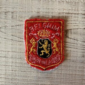 【6.0㎝×4.6㎝】BELGIUM ベルギー フェルト×刺繍ワッペン 赤■ビンテージ オールド レトロ ヨーロッパ古着 雑貨 パッチ