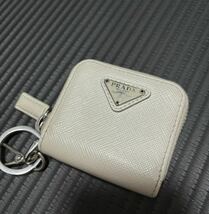 PRADA プラダ コインケース 本革 コインパース 小銭入れ キーケース ミニ財布 ホワイト　キーチェーン　_画像1