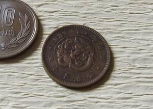 半銭銅貨　　明治17年　　送料無料　　（9332）日本　古銭　貨幣　菊の紋章　骨董品　ポイント　近代　コイン　お金