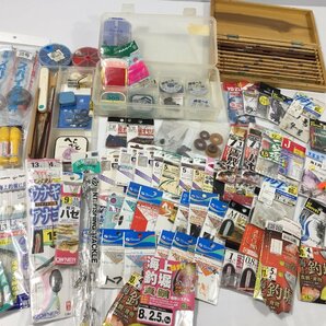 釣り具 おもり/釣り糸巻/針 などまとめて 箱含み総重量約 ２㎏ 中古・未使用混在 ジャンク   TH5.049の画像1