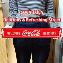 ブリキ看板 COCA-COLA Delicious & Refreshing Street コカコーラ エンボスメタルサイン かっこいい アメリカン 雑貨 ロゴ_画像1