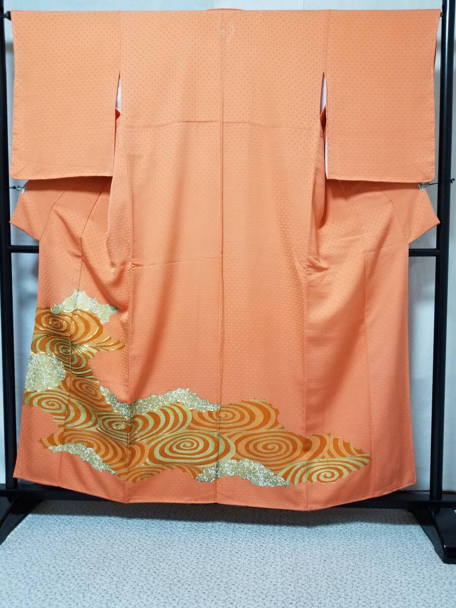 【桐輪】送料無料☆ビンテージ品*美品{正絹*紋付*袷.訪問着}*身丈160-裄66.5*桔梗.紋*柿色地*金彩加工の雲文*金駒刺繍の渦巻*№4141