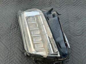 15y- Cadillac Escalade dealer car for used head light Junk right only 