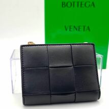 美品 BOTTEGA VENETA ブラック マキシ イントレチャート ブラック ホワイト スモール カセット 二つ折り ファスナー ボッテガヴェネタ 定番_画像1